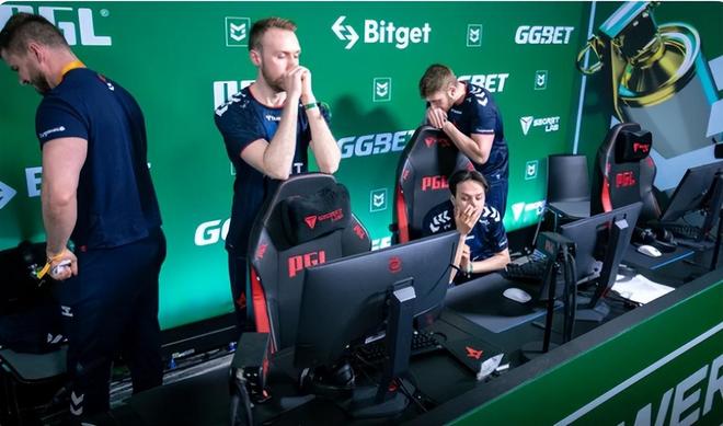 齐心协力的 齐心协力的